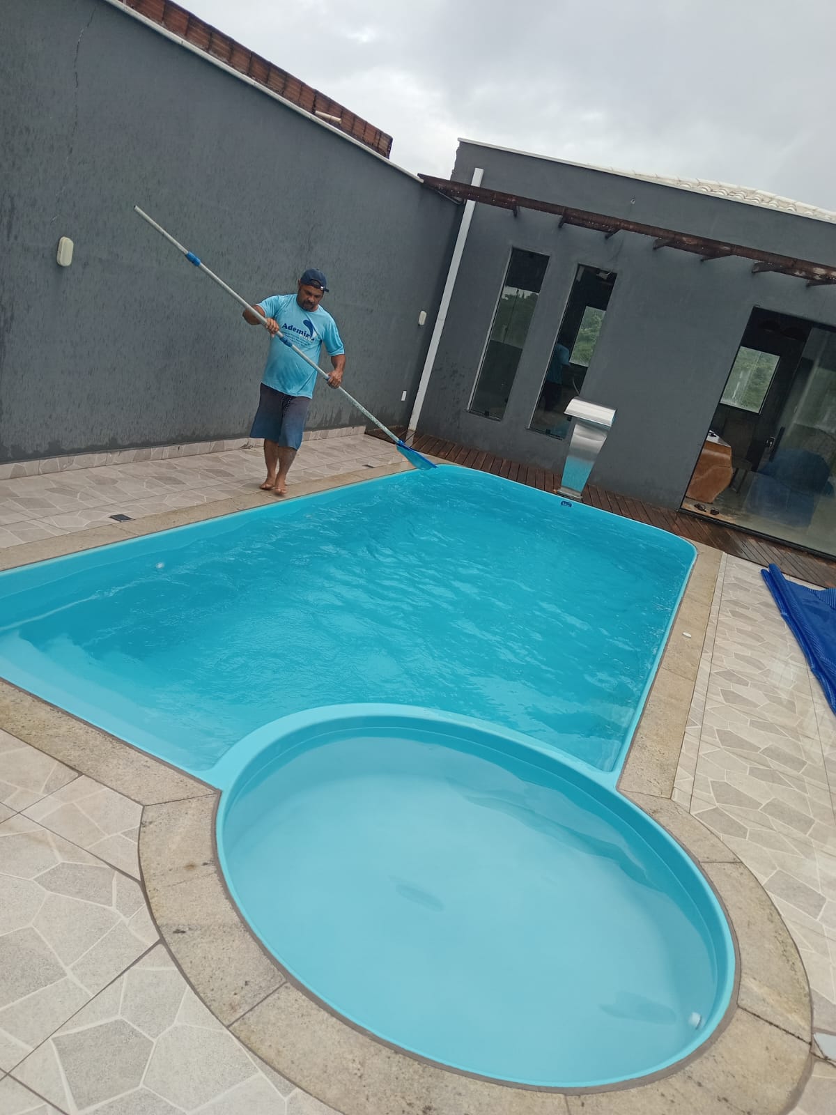 Piscina em ambiente residencial